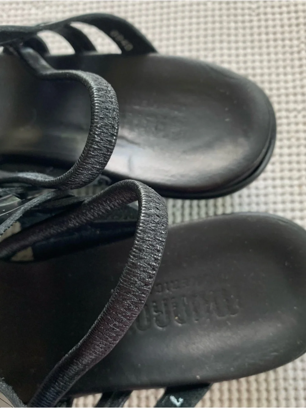 Munro American Black Leather Strap Sandals Size 7 Walking Wedge Comfortable